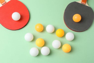 açık mavi arkaplan üzerine metin için tenis topları ve boşluk ile düz konum