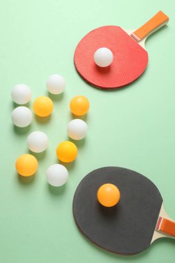 Renkli arka planda tenis topları ve tenis seti