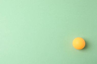 Renkli arka planda sarı yumurta