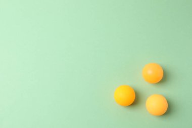 Kasedeki yumurtalar. Sarı arka planda yumurtalar. Paskalya tatili konsepti. Boşluğu kopyala.