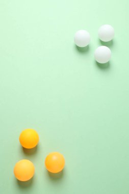 Yeşil arka planda haplar, üst görünüm