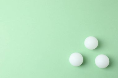 Yeşil arka planda beyaz tabakta paskalya yumurtaları. Üst görünüm, boşluk kopyala