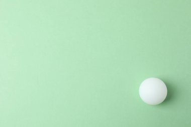 Yeşil arka planda beyaz yumurta, üst görünüm.