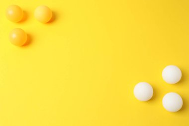 Sarı arka planda yumurtalar. Paskalya yumurtaları. Düz yat. Boşluğu kopyala.