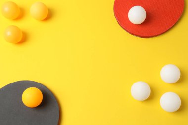 Paskalya yumurtaları ve sarı arkaplandaki metin için boşluk içeren düz konum
