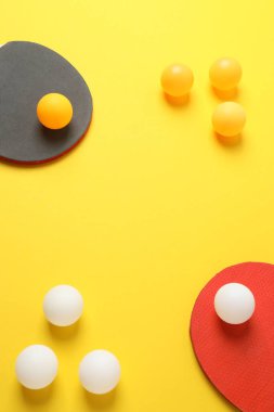 masa tenisi topu ve toplar sarı arkaplanda