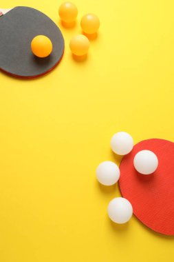 Beyaz arka planlı pong masası, top kırmızı masada ve beyaz arkaplanda, üst görünümde.