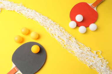 tenis raketi, toplar ve toplar