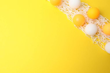 Paskalya yumurtası ve renkli kurdele