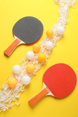 Tenis raketi ve toplar masada.