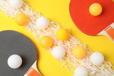 sarı arkaplandaki metin için tenis topları ve boşluk içeren düz konum