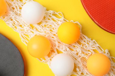 Siyah arka planda sarı ve beyaz tenis topları.