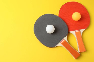 Tenis raketiyle pong topu ve sepetler.