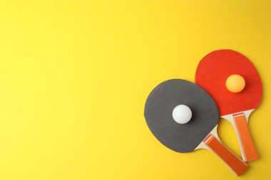 pong raketleri ve sarı arkaplan üzerine metin için boşluk, metin için boşluk