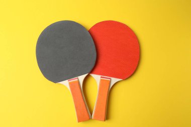 Turuncu arka planda pong için iki raket..