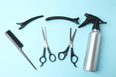 Beyaz arka planda kuaför aksesuarları