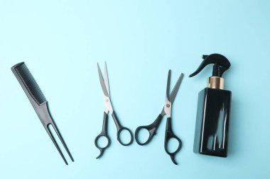 Renkli arka plan, üst görünüm farklı kuaför araçları seti. Metin için boşluk