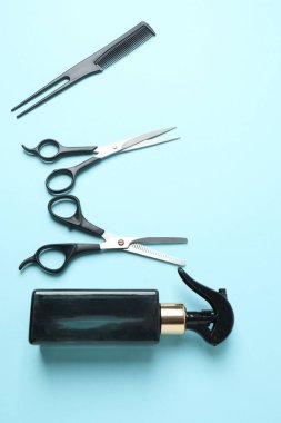 Beyaz arka planda makas ve saç fırçası, kuaför