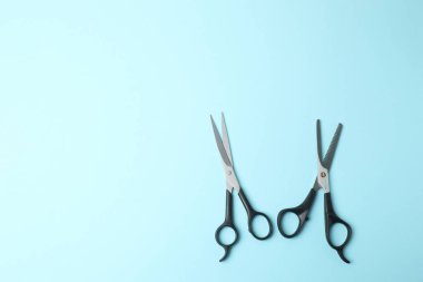 Renk arkaplanında makas ve tarak