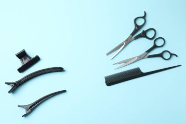 Mavi arka planda saç için profesyonel kuaför aletleri ve aksesuarlar.