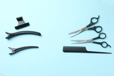 Renk arkaplan üzerinde profesyonel manikür araçları seti