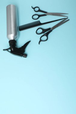 Arka planda farklı tıbbi gereçler var. Metin için boşluk