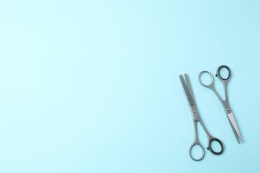 Açık mavi arkaplanda manikür için makas seti. Düz yatış, üst manzara. Boşluğu kopyala