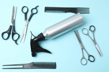 Renk arkaplan üzerinde kuaför araçları kümesi