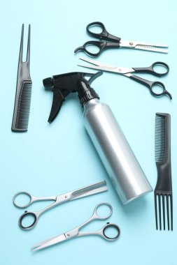 Profesyonel kuaför gri arka plan üzerinde ayarla