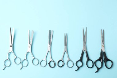 Beyaz arka planda makas. en üstteki görünüm