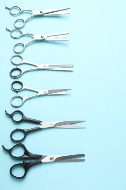 Renkli arka planda profesyonel kuaför araçları