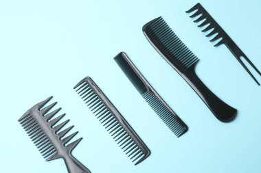 Renk arkaplanındaki saç fırçaları