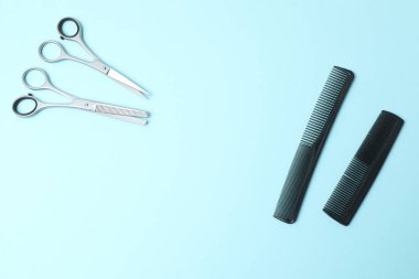 Mavi arka planda kuaför salonu için farklı aletler var. Düz yat. en üstteki görünüm