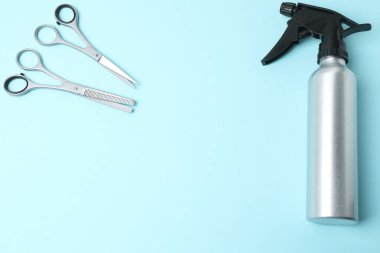 Renk arkaplan üzerinde farklı kuaför araçları seti, düz yatıyordu