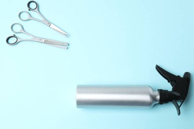 Renk arkaplan üzerinde kuaför araçları kümesi