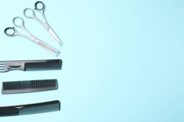 Mavi arkaplanda saç için araç seti, üst görünüm.