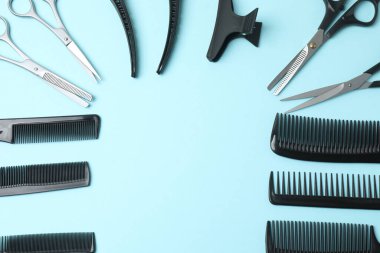 beyaz arka planda kuaför aksesuarları ile düz konum