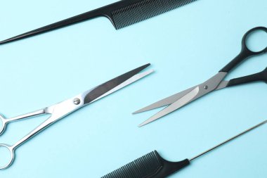 Beyaz arka planda profesyonel kuaför araçları, düz yatıyordu