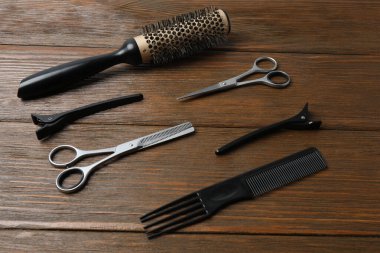 Ahşap arka planda profesyonel kuaför makası