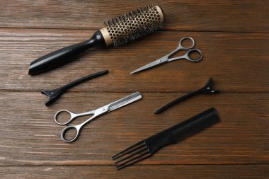 Ahşap arka planda profesyonel berber ekipmanları