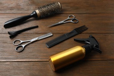 Kuaför sofraya oturdu.