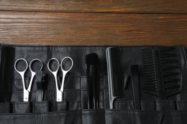 Ahşap bir arka planda kuaför aletleri