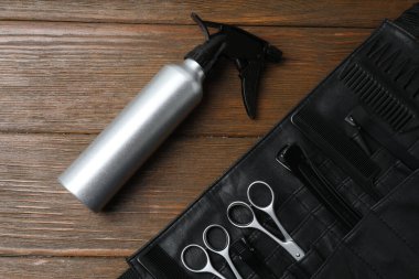 Siyah arka planda kuaför aksesuarları