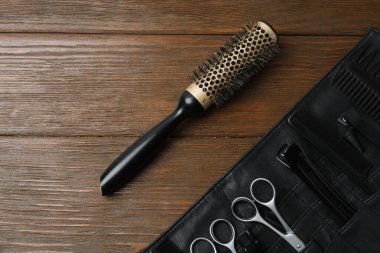 Siyah arkaplanda kuaför araçları