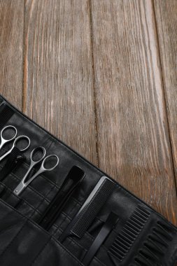 Ahşap masada profesyonel kuaför aletleri var..