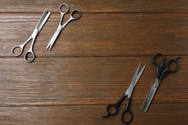 Ahşap arka planda profesyonel kuaför makası ve makas.