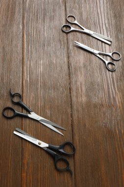 Tahta bir yüzey üzerinde makas.