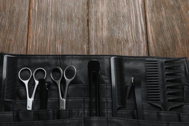 Gri arkaplanda kuaför aletleri ve ekipmanlar