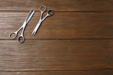 Tahta bir masada makas. Üst Manzara. Boşluğu kopyala