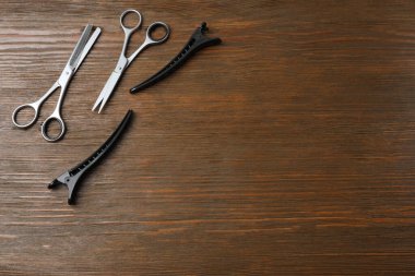 scissors and comb on wooden background